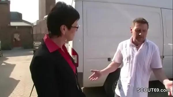새로운 총 German Short Hair Mature Bailiff Seduce to Fuck Outdoor on Car by Big Dick Client개의 영화