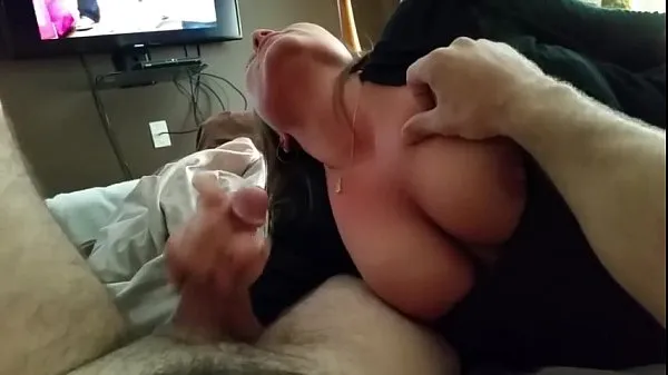 Nieuwe Guy getting a blowjob while watching porn on his phone films in totaal