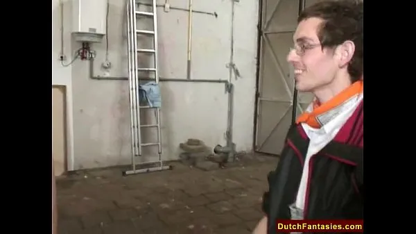 Nye Dutch Teen With Glasses In Warehouse filmer totalt
