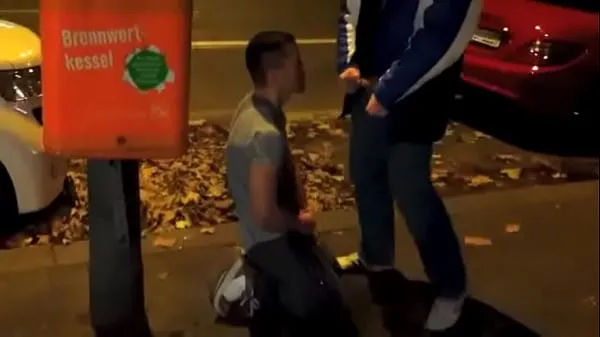 Nye Pissing and self pissing next to busy street filmer totalt
