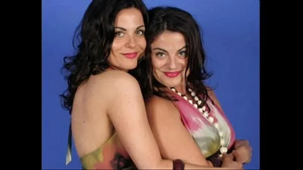 Nye Identical Lesbian Twins posing together and showing all film i alt