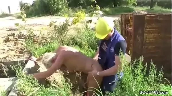 नई fucks the construction worker when the old man is at work कुल फिल्में
