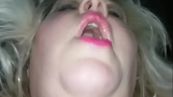 Nouveaux Fat BBW Chubby Slut a un orgasme tremblotant frissonnant pendant un gangbang films au total