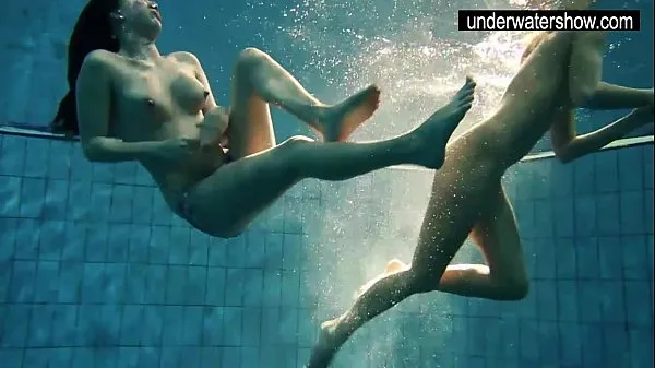 Łącznie nowe Two sexy amateurs showing their bodies off under water filmy