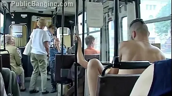 新的Extreme public sex in a city bus with all the passenger watching the couple fuck共有电影