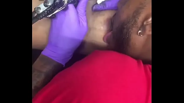 Nye Horny tattoo artist multi-tasking sucking client's nipples film i alt