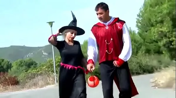 Łącznie nowe Gina Snake Goes Trick Or Treating & Gets A Finger In Her Asshole filmy