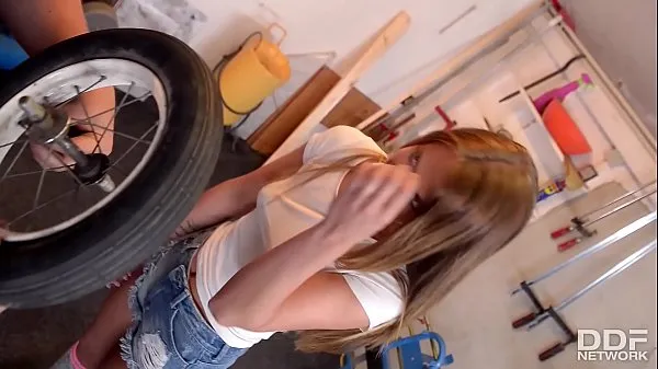 Yeni Sexy Teen in Knee High Socks Rides Cock in a Repair shop toplam Film