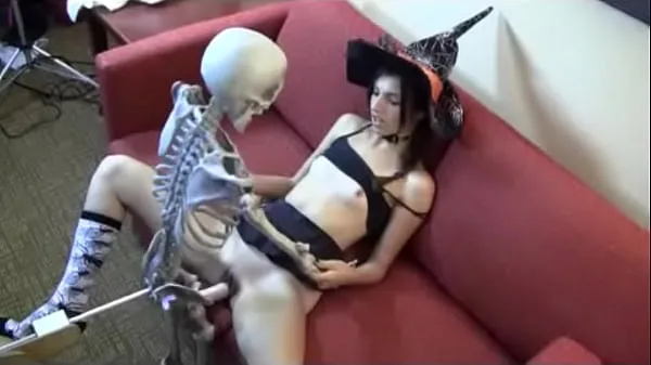 Nya Who is she? Witch fucking skeleton filmer totalt