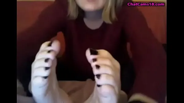 Nya webcam model in sweatshirt suck her own toes filmer totalt