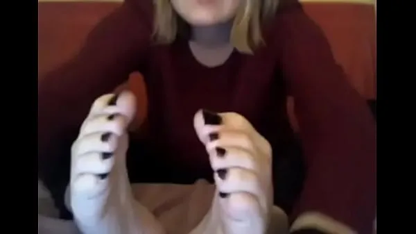 Nya webcam model in sweatshirt suck her own toes filmer totalt