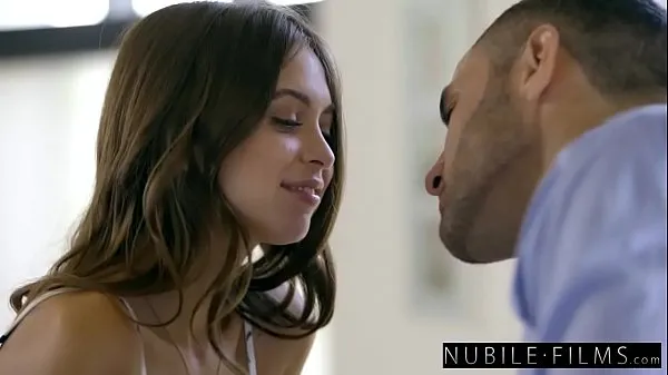 新的NubileFilms - Girlfriend Cheats And Squirts On Cock共有电影