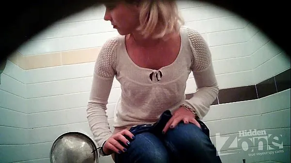 Neue insgesamt Erfolgreiches Voyeur-Video von der Toilette. Blick von den beiden Kameras Filme