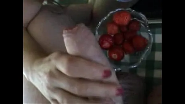 Nya cum on food - strawberries filmer totalt