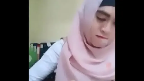 Novo total de Menina indonésia com capuz mostrando peitos filmes