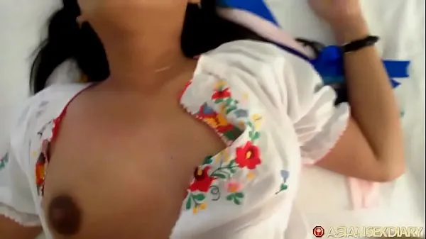 Neue insgesamt Asiatische Mutter mit glatzköpfiger fetter Muschi und wackeligen Titten wird das Hemd aufgerissen, um die Melonen zu befreien Filme
