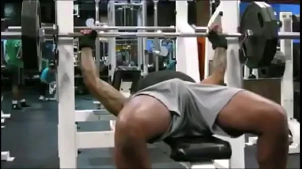 Nye Fitness: men display their during exercise filmer totalt