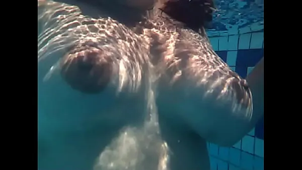 Nye Swimming naked at a pool film i alt