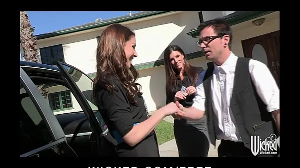 Nye Pair of sisters bribe their car salesman into a threesome filmer totalt