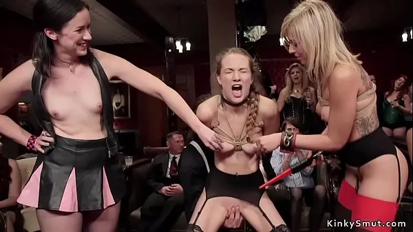 Összesen Blonde slut anal tormented at orgy party új film