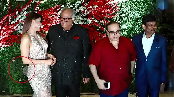 Nya Boney Kapoor grabbing Urvashi Rautela ass and boobs press live on camera filmer totalt