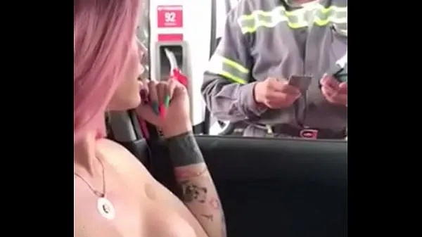 TRANSEX WENT TO FUEL THE CAR AND SHOWED HIS BREASTS TO THE CAIXINHA FRONTMAN Jumlah Filem baharu