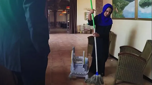 Yeni ARABS EXPOSED - Poor Janitor Gets Extra Money From Boss In Exchange For Sex toplam Film