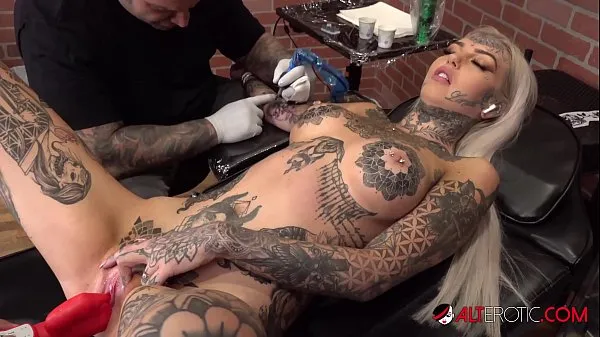 Nya Amber Luke masturbates while getting tattooed filmer totalt