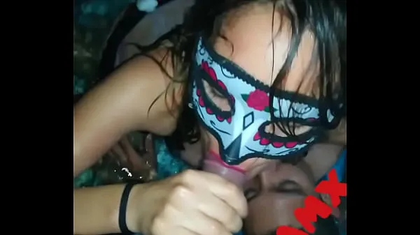 Mexican cheating threesome sucking while her lover fucks her Jumlah Filem baharu