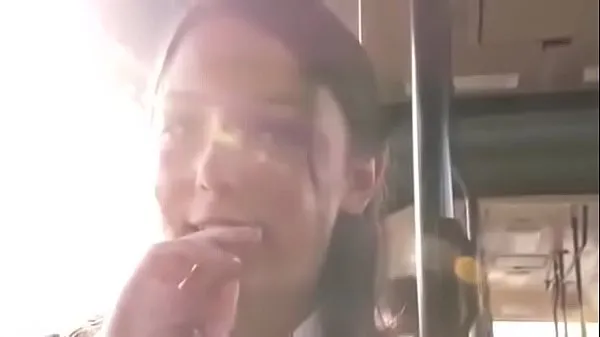 Nieuwe Girl stripped naked and fucked in public bus films in totaal