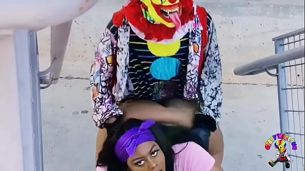 नई Juicy Tee Gets Fucked by Gibby The Clown on A Busy Highway During Rush Hour कुल फिल्में