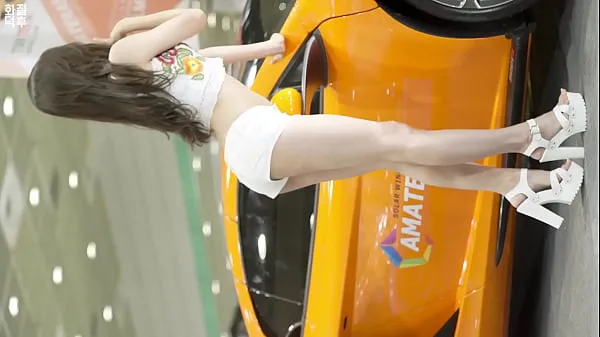 Celkový počet nových filmov: Public account [喵贴] Korean auto show temperament white shorts car model sexy temptation