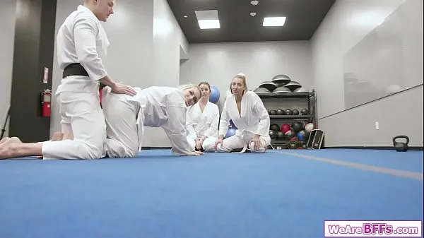 Nuovi Le migliori amiche della bionda e della bruna scopano a fondo il loro grosso cazzo di insegnanti di karate film in totale