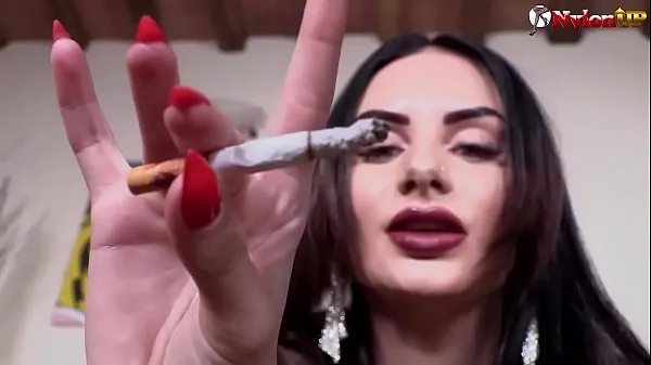Nye Goddess Ambra orgasm control while smoking a cigarette film i alt