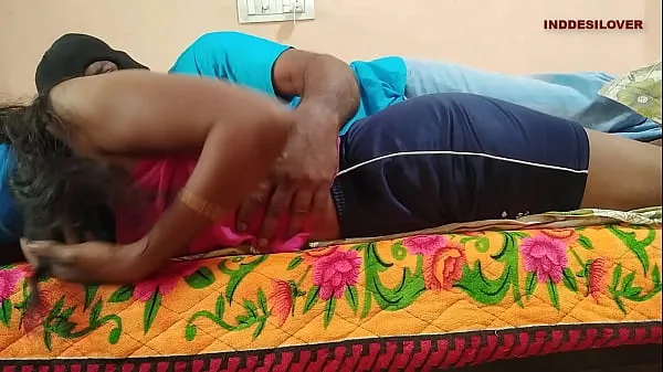 Nieuwe Wife stimulates husband by making sex video films in totaal