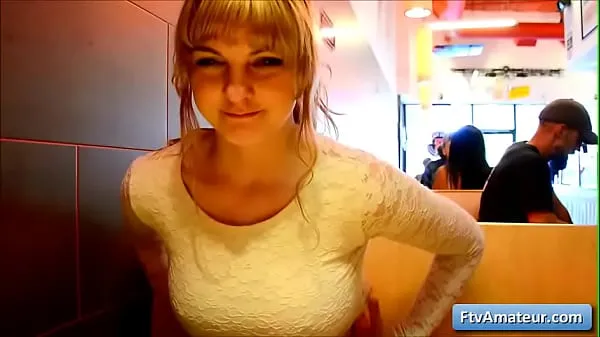 Nieuwe Sexy natural big tit blonde amateur teen Alyssa flash her big boobs in a diner films in totaal
