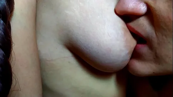 Nye Stepson decided to remember what it was like to suck his stepmoms nipples - Nipples sucking filmer totalt