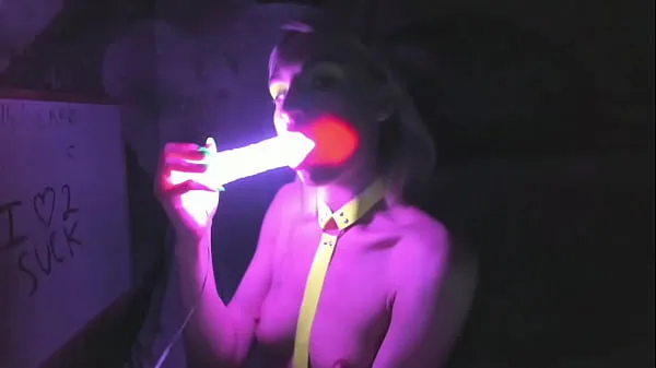 新的kelly copperfield deepthroats LED glowing dildo on webcam共有电影