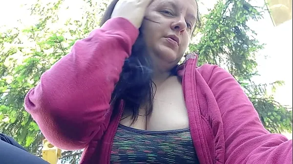 Nya Nicoletta smokes in a public garden and shows you her big tits by pulling them out of her shirt filmer totalt