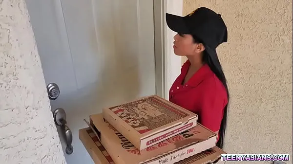 Two horny teens ordered some pizza and fucked this sexy asian delivery girl Jumlah Filem baharu
