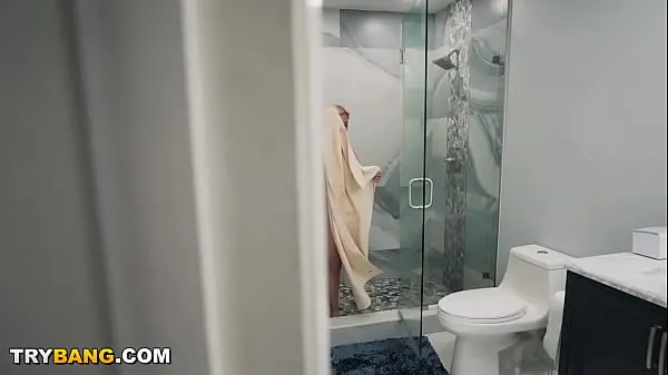 新的BANGBROS - Stepmom Casca Akashova Puts On A Show For Berry McKockiner In The Shower共有电影