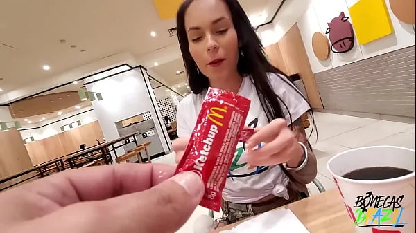 Nye Aleshka Markov gets ready inside McDonalds while eating her lunch and letting Neca out filmer totalt