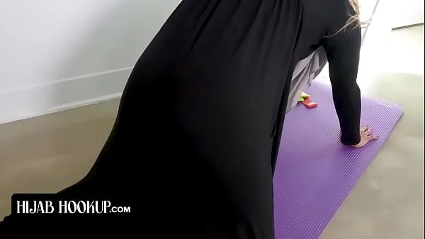 新的Hijab Hookup - Slender Muslim Girl In Hijab Surprises Instructor As She Strips Of Her Clothes共有电影