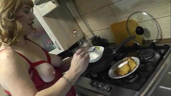 Nové filmy celkem MILF hot Frina continues her naked cooking. In erotic kitchen in transparent peignoir no panties in stockings Milf will cook potato pancakes today