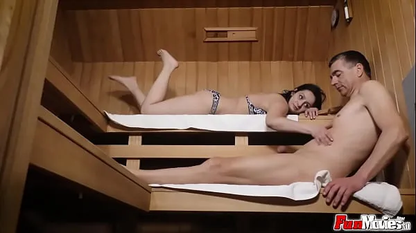 Nya EU milf sucking dick in the sauna filmer totalt