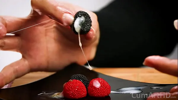 Tổng cộng CFNM Handjob cum on candy berries! (Cum on food 3 phim mới