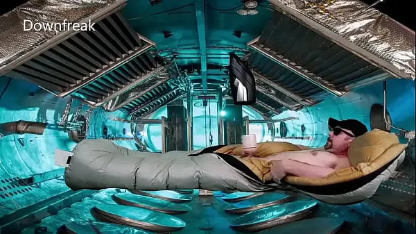Nieuwe Downfreak Floating In Space Station Hands Free Jerking Off With Sex Toy films in totaal