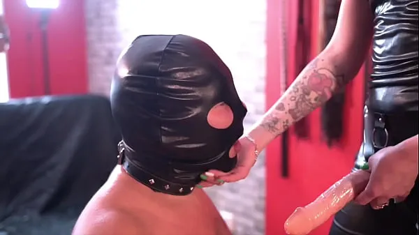 Nya Dominatrix Nika loves to fuck her in the mouth with a strapon. Watch how this tries to suck deep filmer totalt
