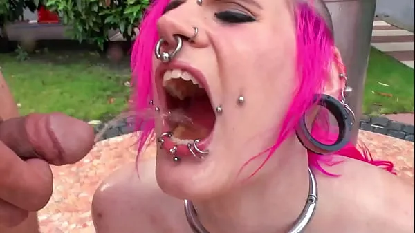 Nye Pissed in face: punk girl gets piss in piercing mouth - outdoor film i alt