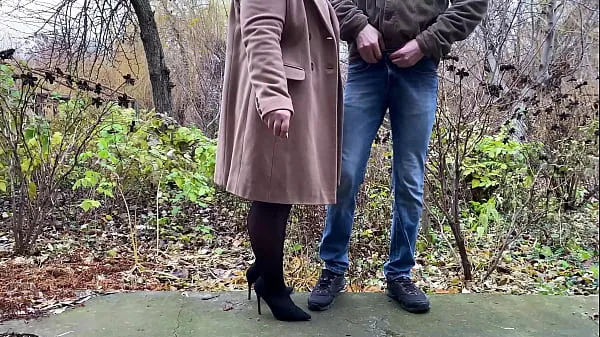 Skupno StepMother-in-law in leather skirt and heels holds son-in-law's dick while he pees novih filmov